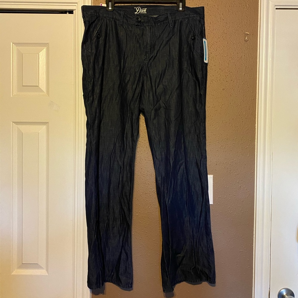 NWT Old Navy Diva Jeans. Size 14.